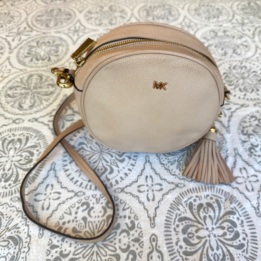 Michael Kors Pebbled Leather Canteen Crossbody. Pale pink/cream color.